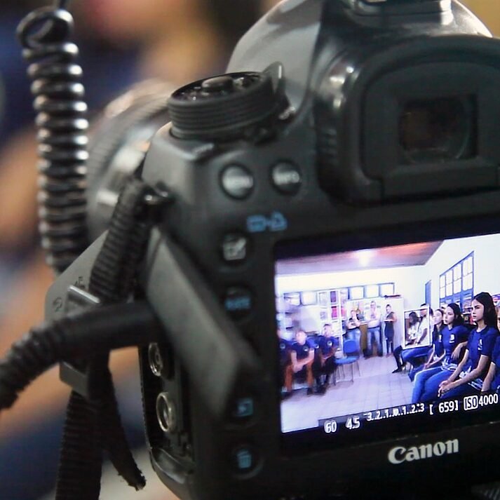 foto mostra câmera DSLR filamendo encontro de jovens do Movimento Comer pra QUê? CPQ